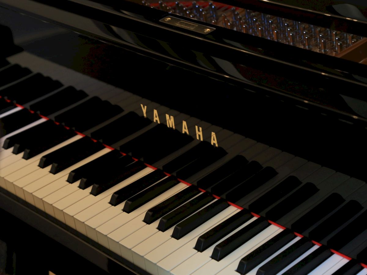 A close-up of a Yamaha piano keyboard, showing black and white keys and the &ldquo;YAMAHA&rdquo; logo on the side.